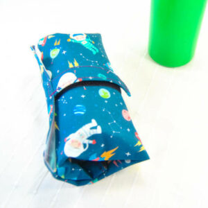Porta entrepà reutilitzable de tela Tami·Neko espacial - enrotllat
